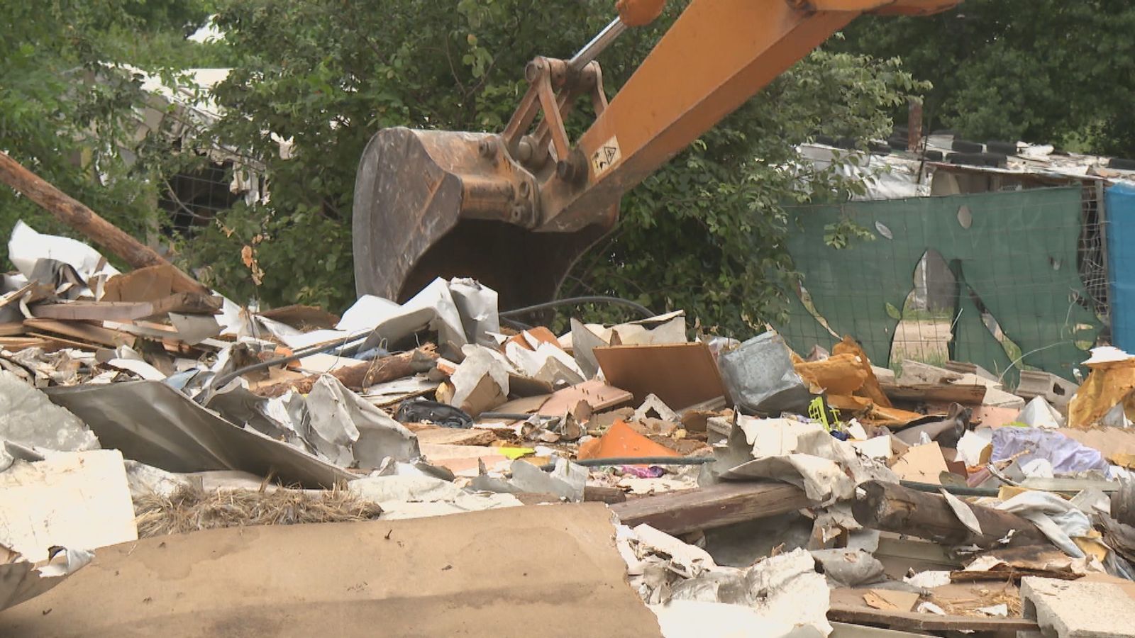 Comienza el derribo de más de una treintena de infraviviendas vacías de Las Sabinas, en Arroyomolinos