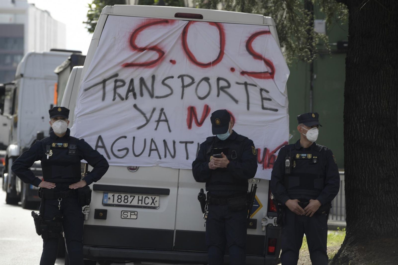Policías escoltando caminones