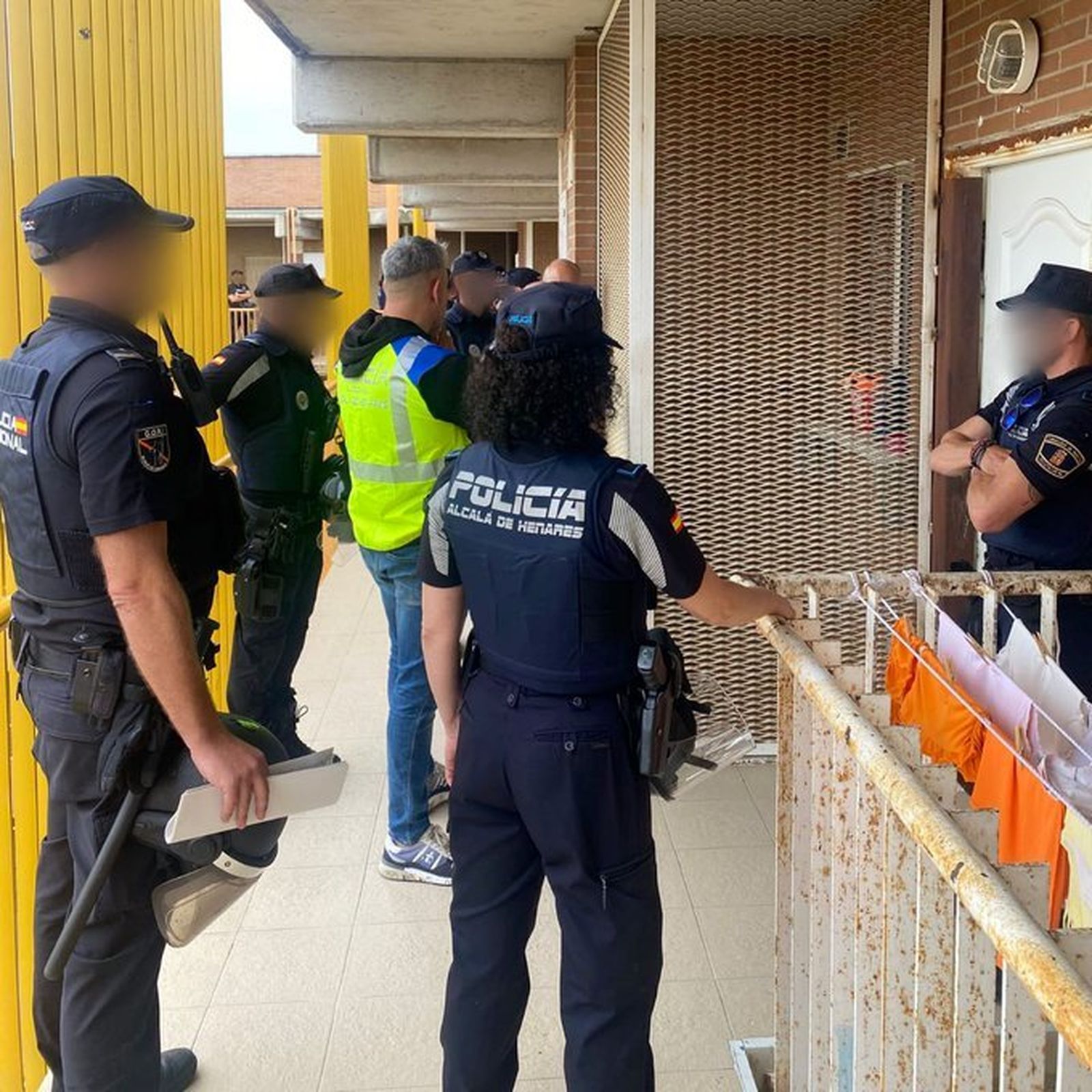 Amplio despliegue policial en el desalojo de 'La Corrala', en Alcalá de Henares