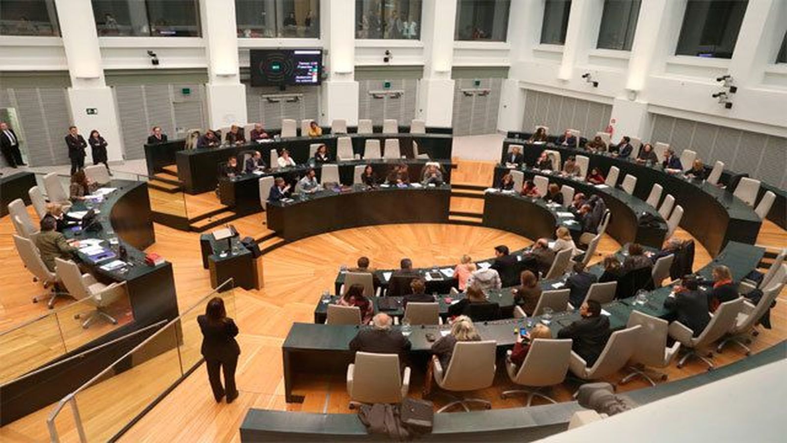 Carmena aprueba el PEF junto al PP y con seis ediles de su grupo ausentes