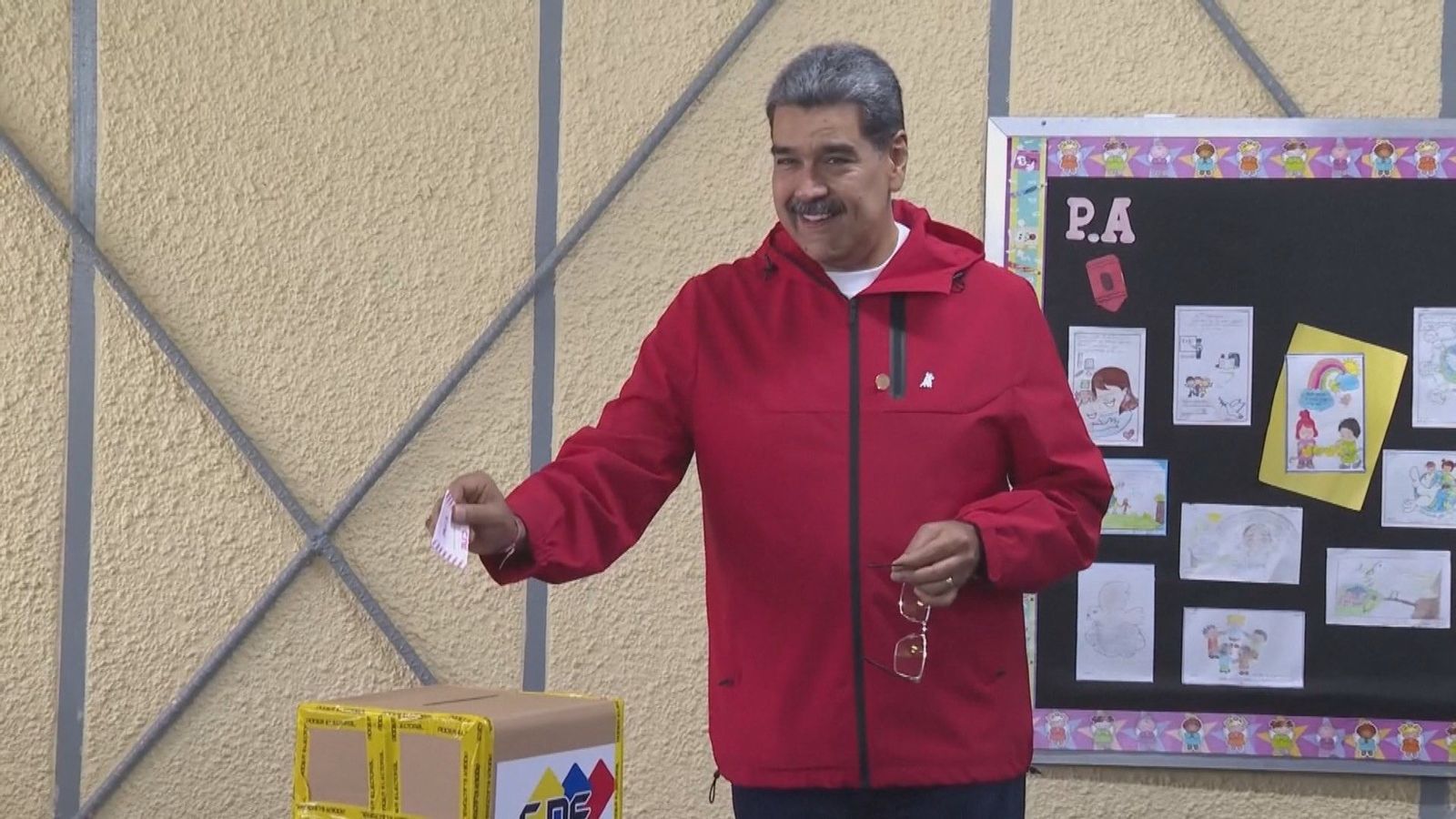 El chavismo aumenta su dominio en los comicios municipales