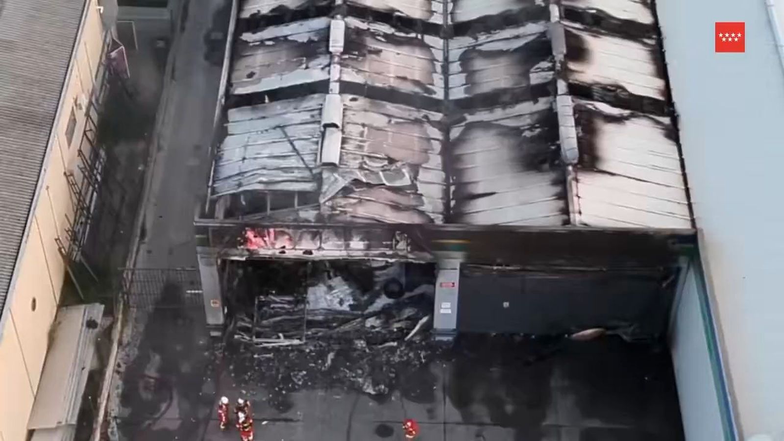 Un aparatoso incendio quema varios vehículos en un taller de camiones de San Fernando