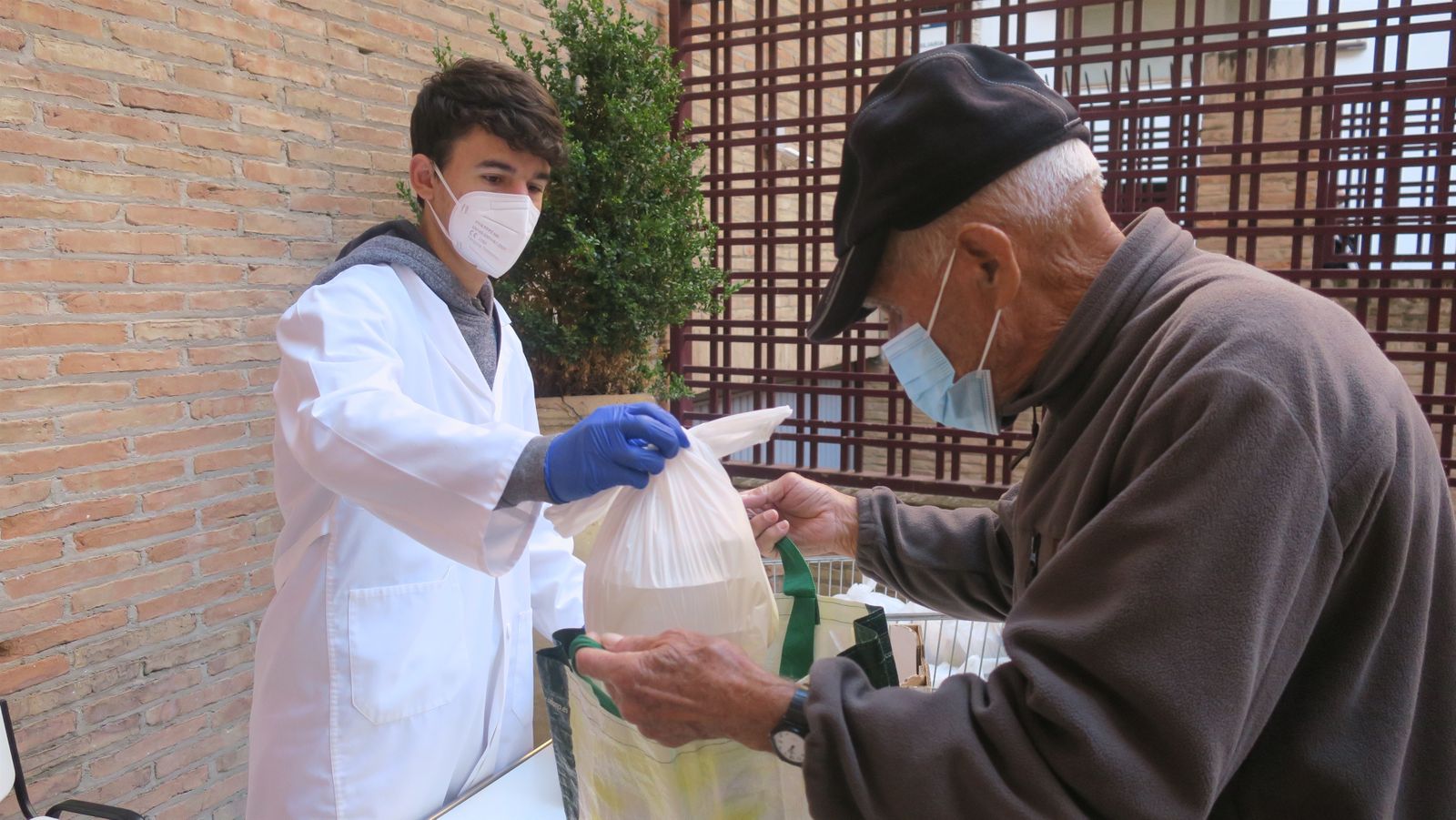 Entrega de un menú solidario en un centro de atención social