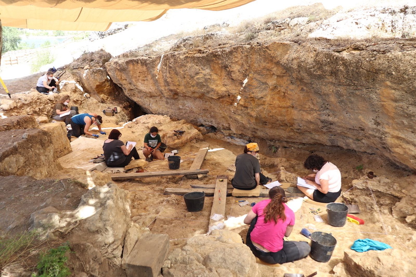 Excavación en el Abrigo de Navalmaíllo, en Pinilla del Valle