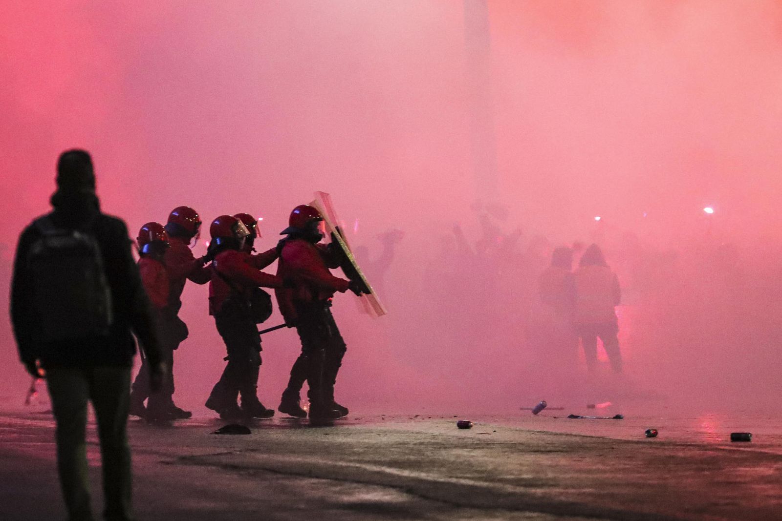 Varios agentes de la Ertzaintza se protegen ante el lanzamiento de objetos en la entrada del estadio San Mamés