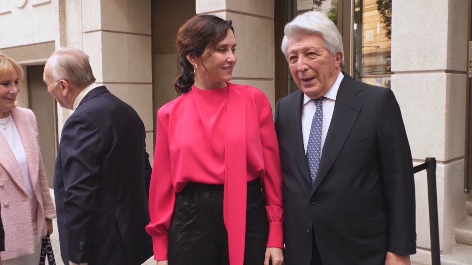 Enrique Cerezo, el jefe de la UCI del Marañón o 'los vigilantes de Parla' entre los premiados con la Gran Cruz del Dos de Mayo