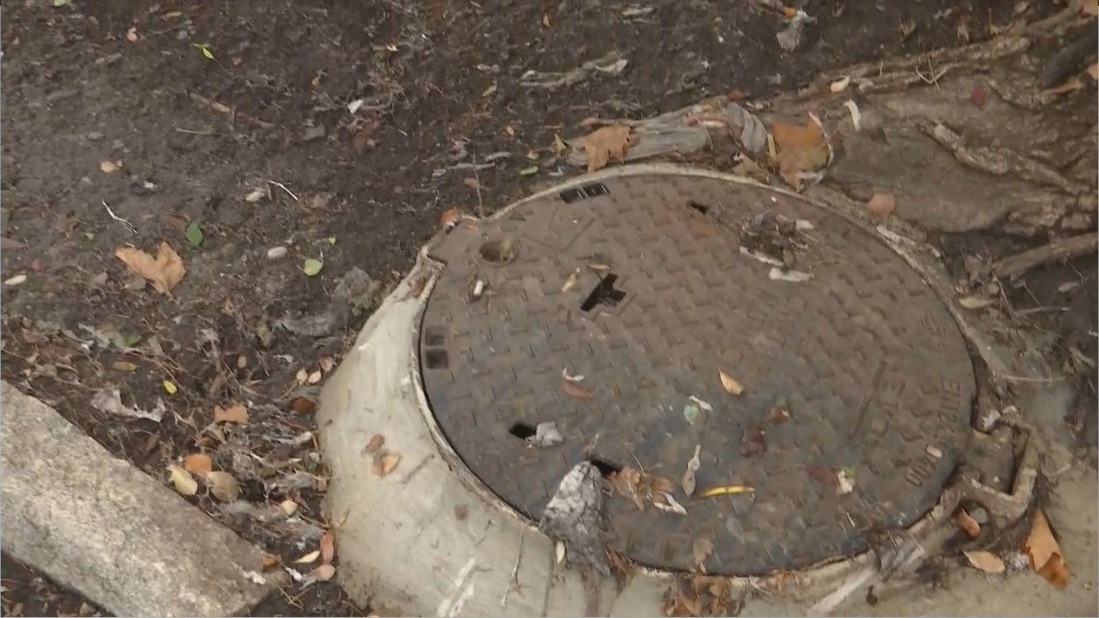 Aguas fecales tras las lluvias en una urbanización de El Escorial