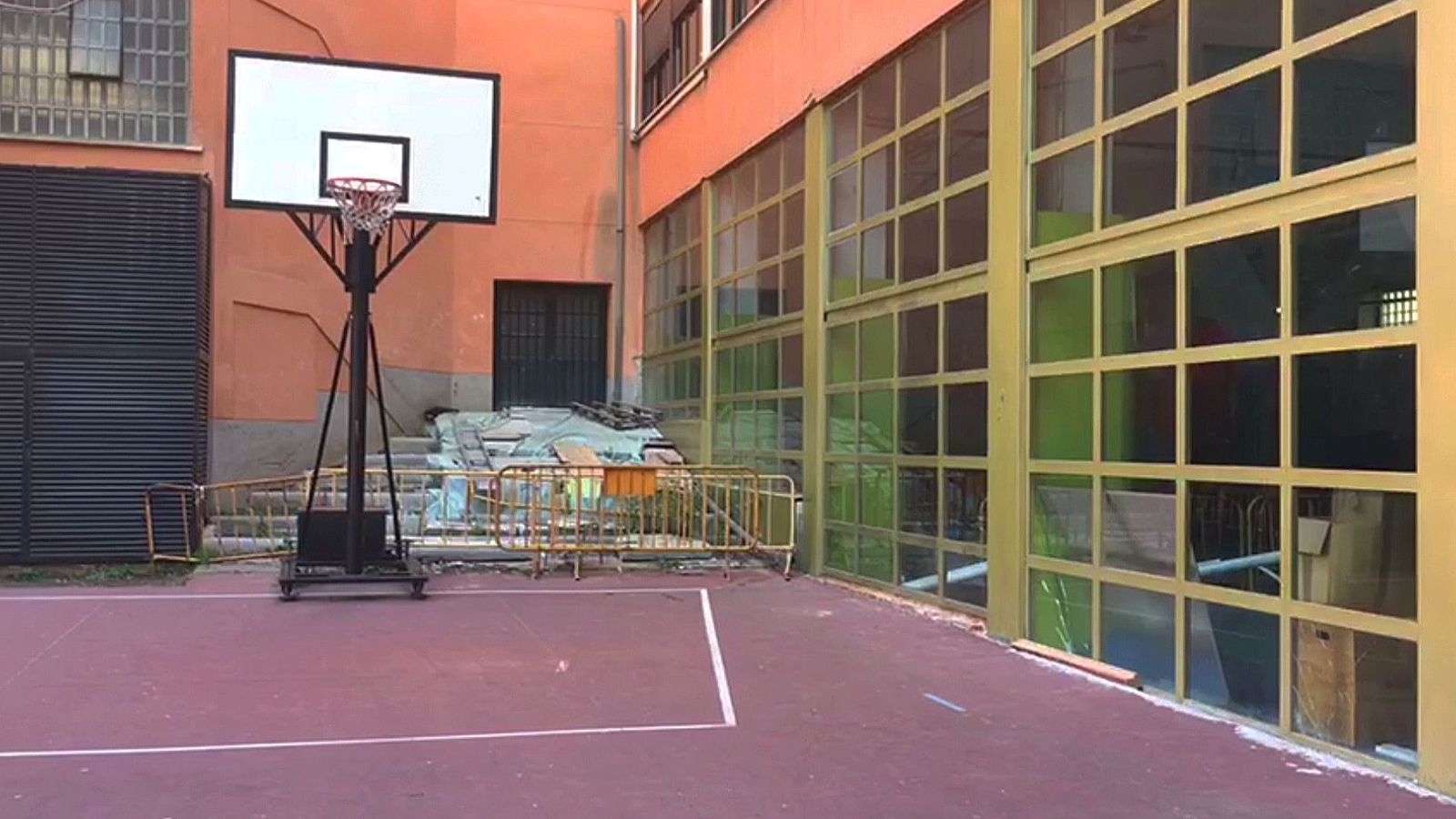 Desde grietas hasta ratas en el gimnasio del IES Beatriz de Galindo