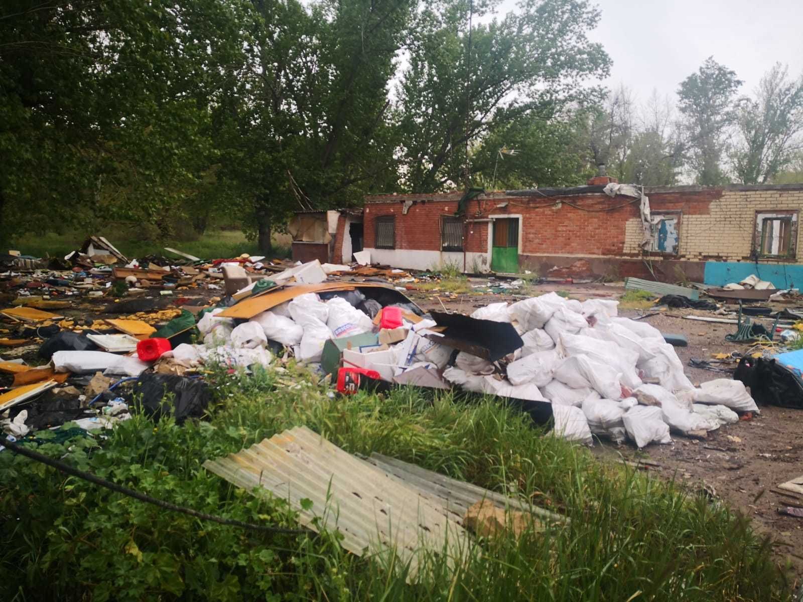 Restos de escombros, enseres y otros materiales tras el derribo de viviendas en Las Sabinas