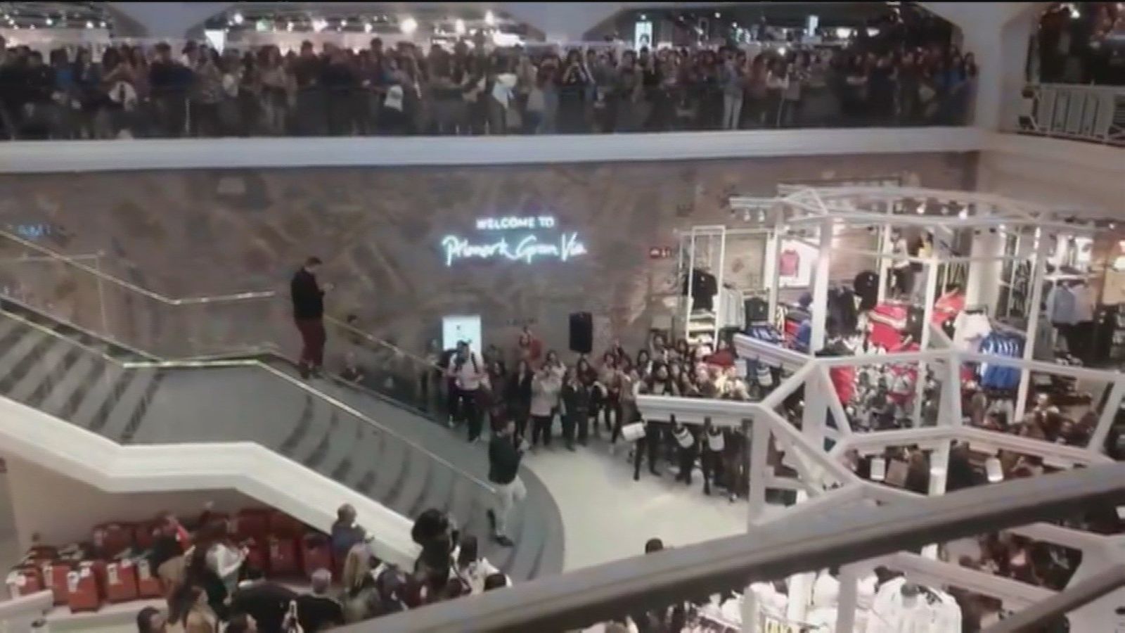 Un hombre paraliza el Primark de la Gran Vía para pedir matrimonio a su novia