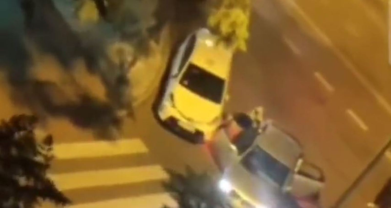 Dos ladrones roban un catalizador de un taxi