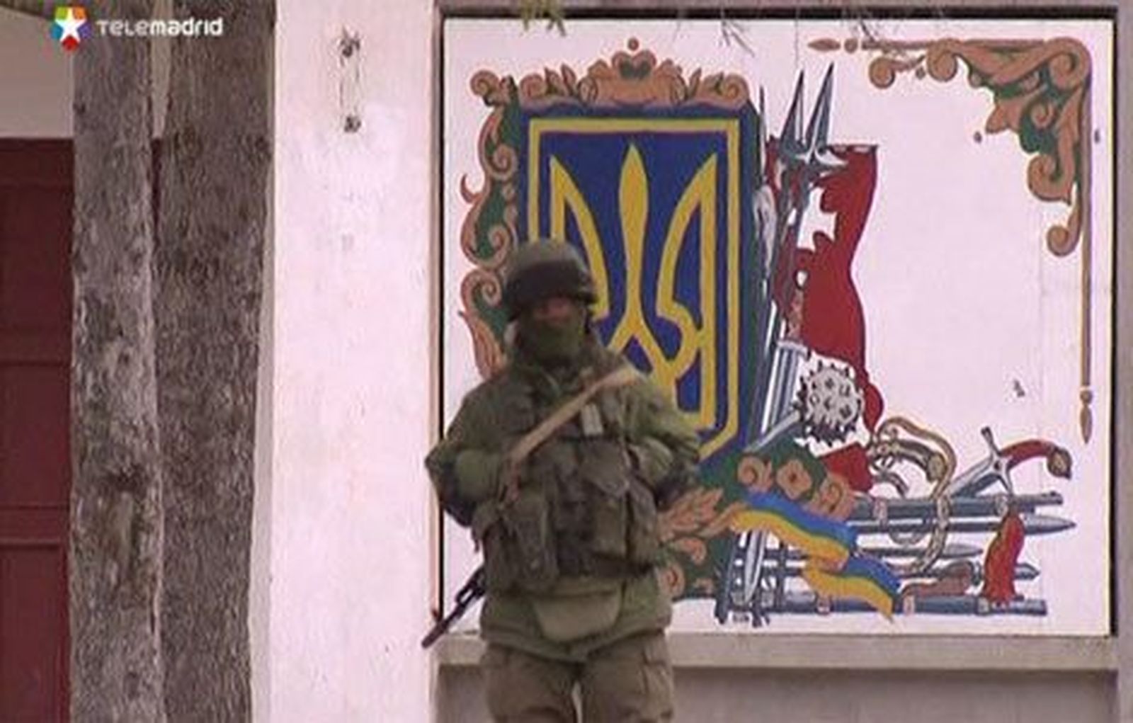 Militares ucranianos se rinden ante fuerzas rusas en el cuartel general de Sebastopol