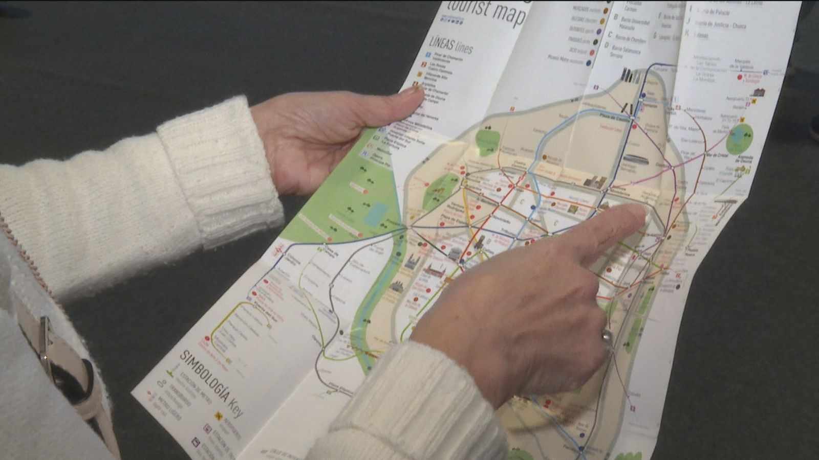 De turismo por Madrid, con el nuevo mapa de Metro