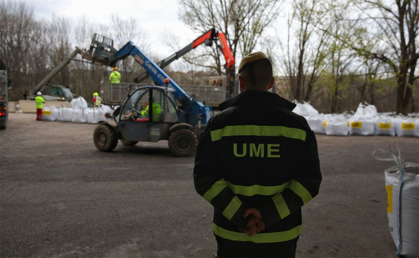 Militares de UME construyen un dique de contención para el Tajo junto al Hospital de Parapléjicos en Toledo
