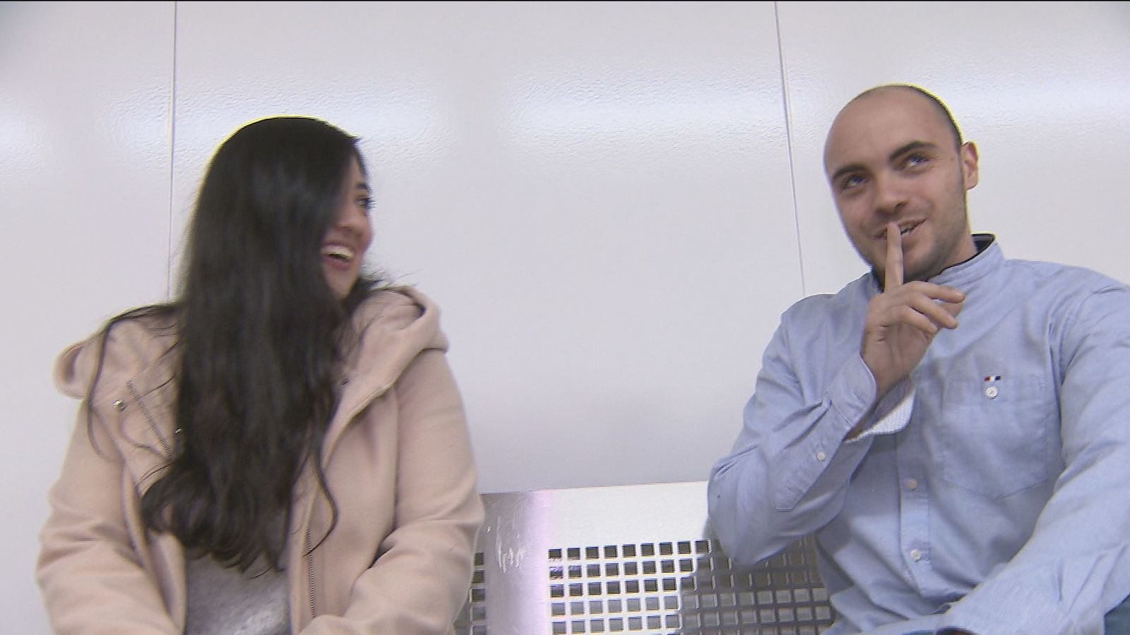 Tania y Alex en el banco donde se conocieron