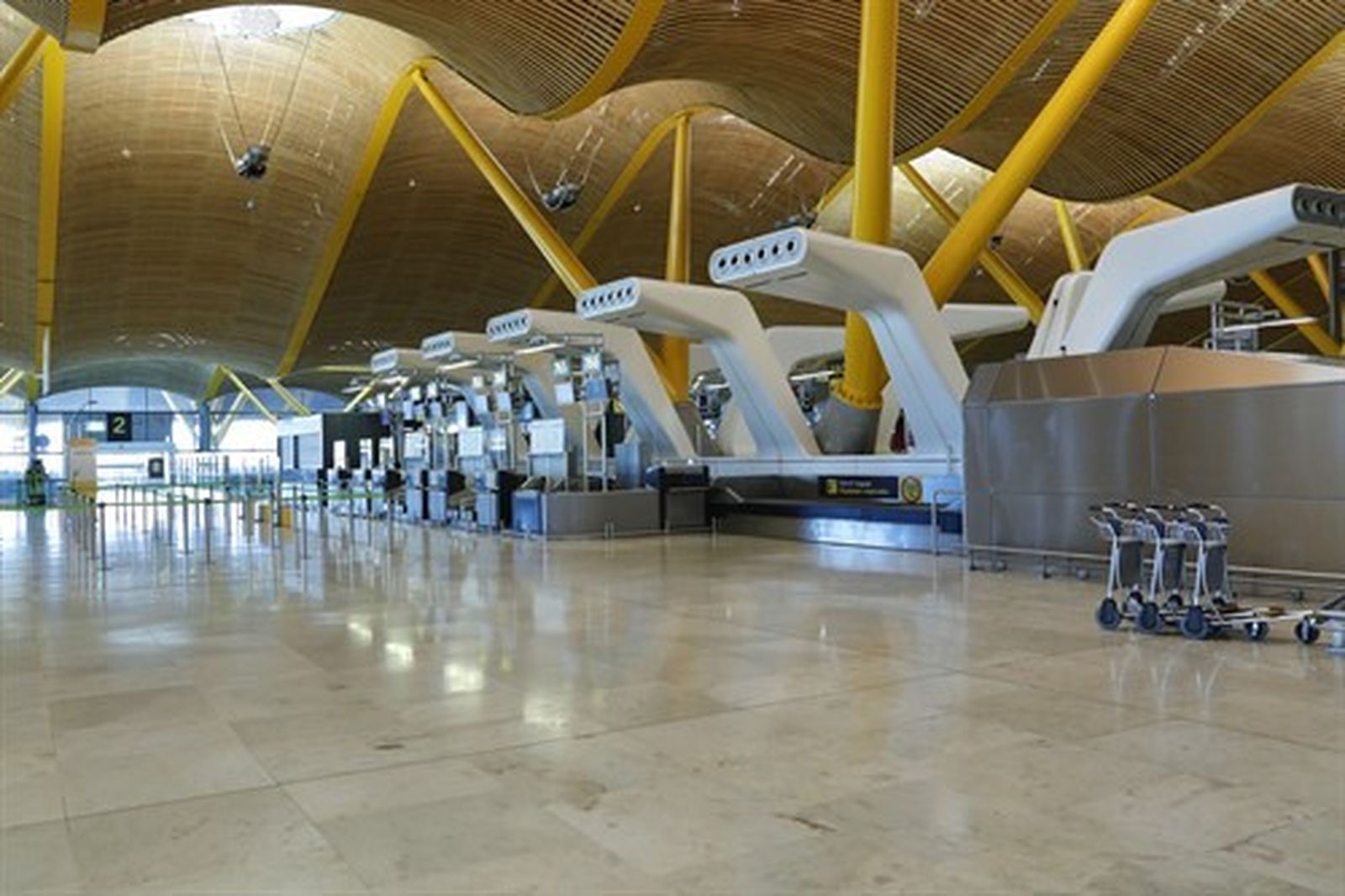 Ambiente en la T4 del Aeropuerto de Madrid-Barajas Adolfo Suárez durante las restricciones de movimiento en Madrid