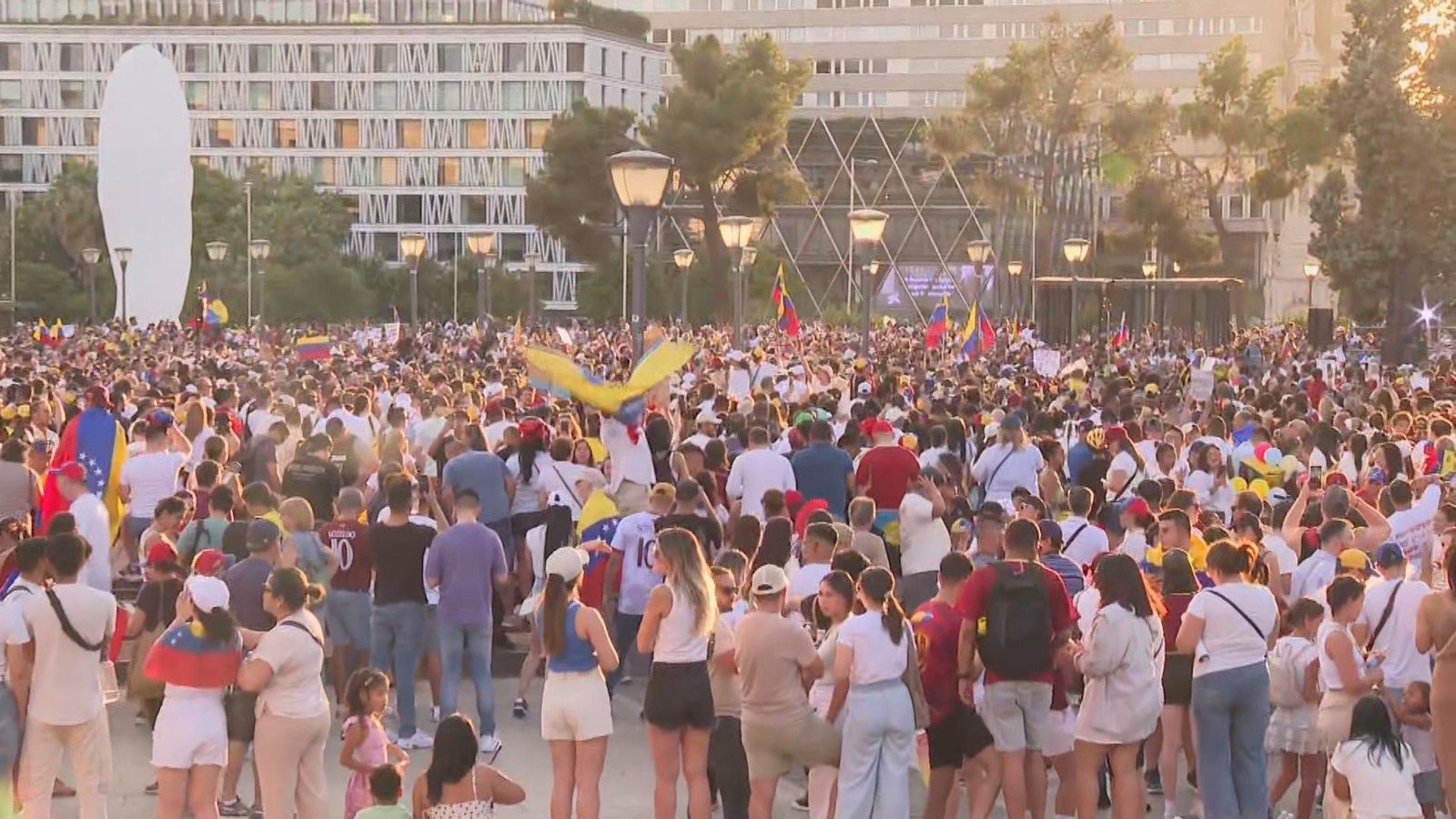 Miles de venezolanos se reúnen en Colón para celebrar el cambio en Venezuela