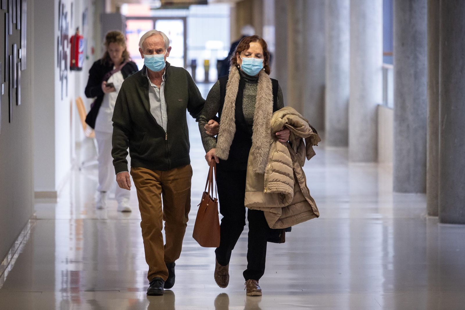 Dos personas usando mascarilla en un centro sanitario