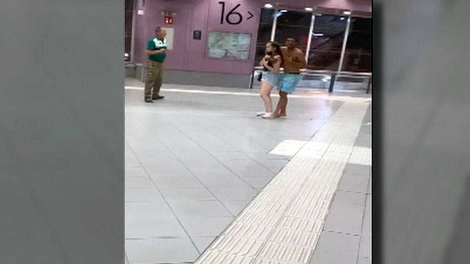 Imágenes en exclusiva: Así retuvo el 'kamikaze' de Plaza Elíptica a una joven en el intercambiador en su huida
