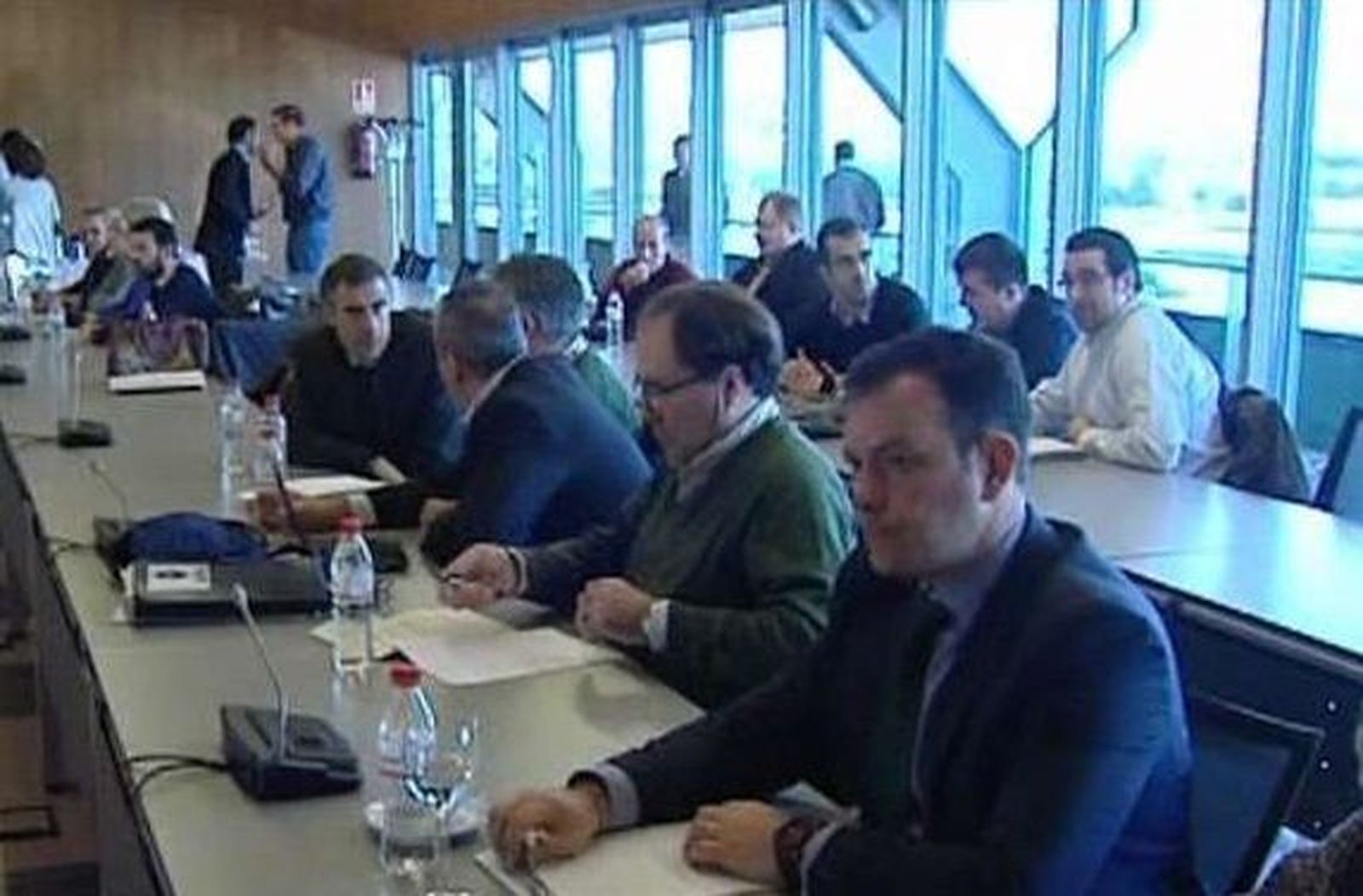 Los sindicatos de Iberia aplazan al miércoles el "sí" a la propuesta del mediador