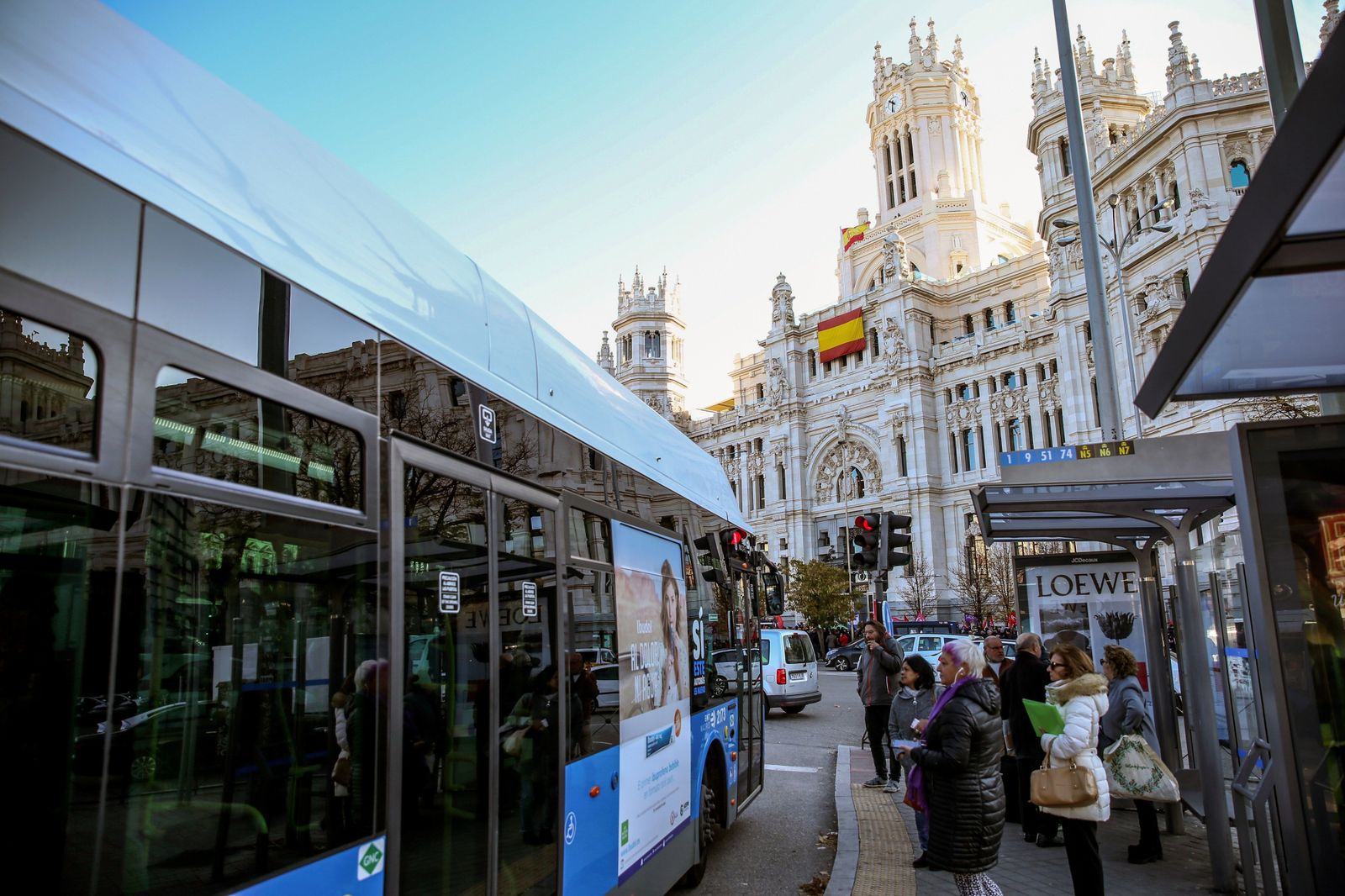 Un autobús de la EMT, ante el Ayuntamiento de Madrid