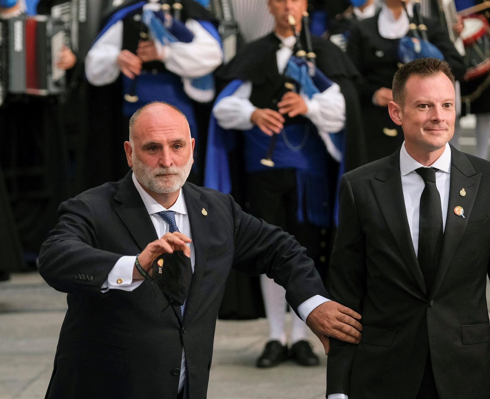 El chef José Andrés  y un representante de la ONG Central Kitchen, premio Princesa de Asturias de Concordia, a su llegada a la ceremonia