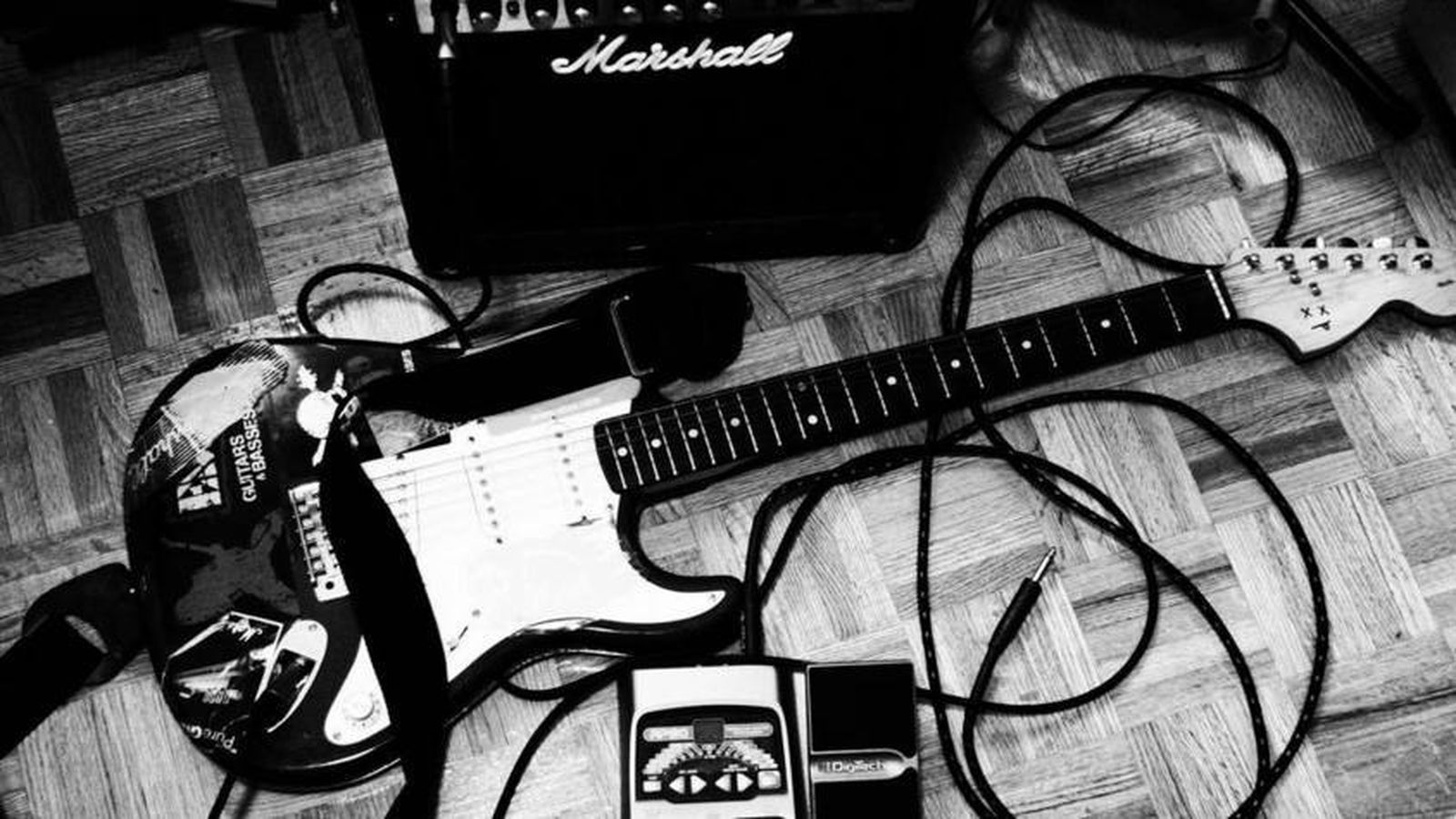 Ampli, guitarra y pedal en un local de ensayo