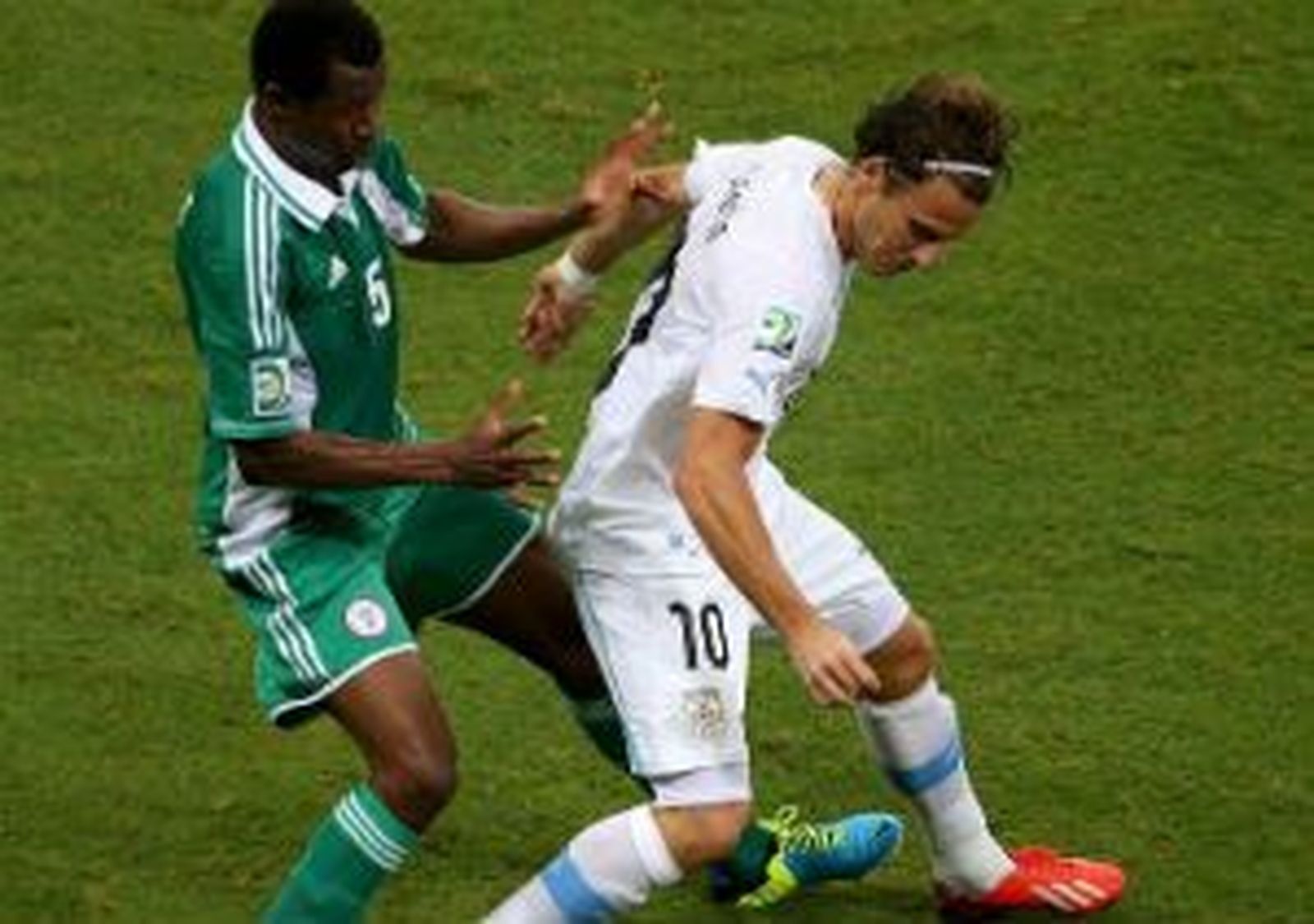 1-2. Forlán revive las esperanzas uruguayas