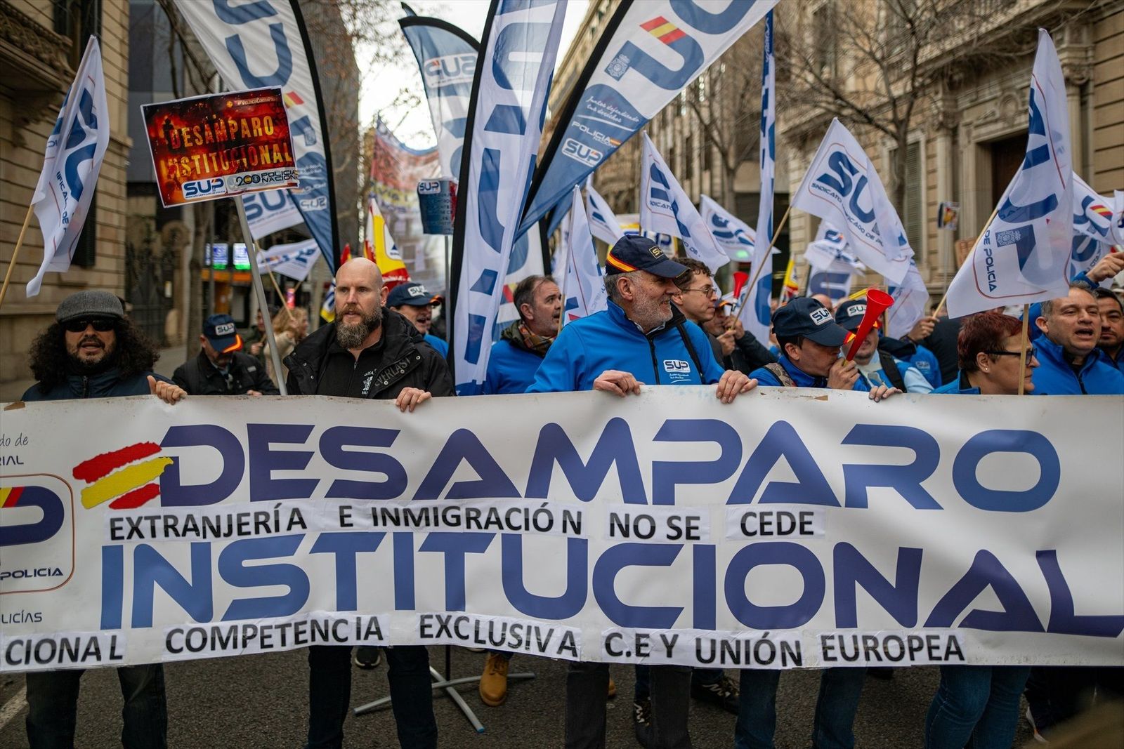 Policías se concentran en Barcelona contra el traspaso de competencias a los Mossos