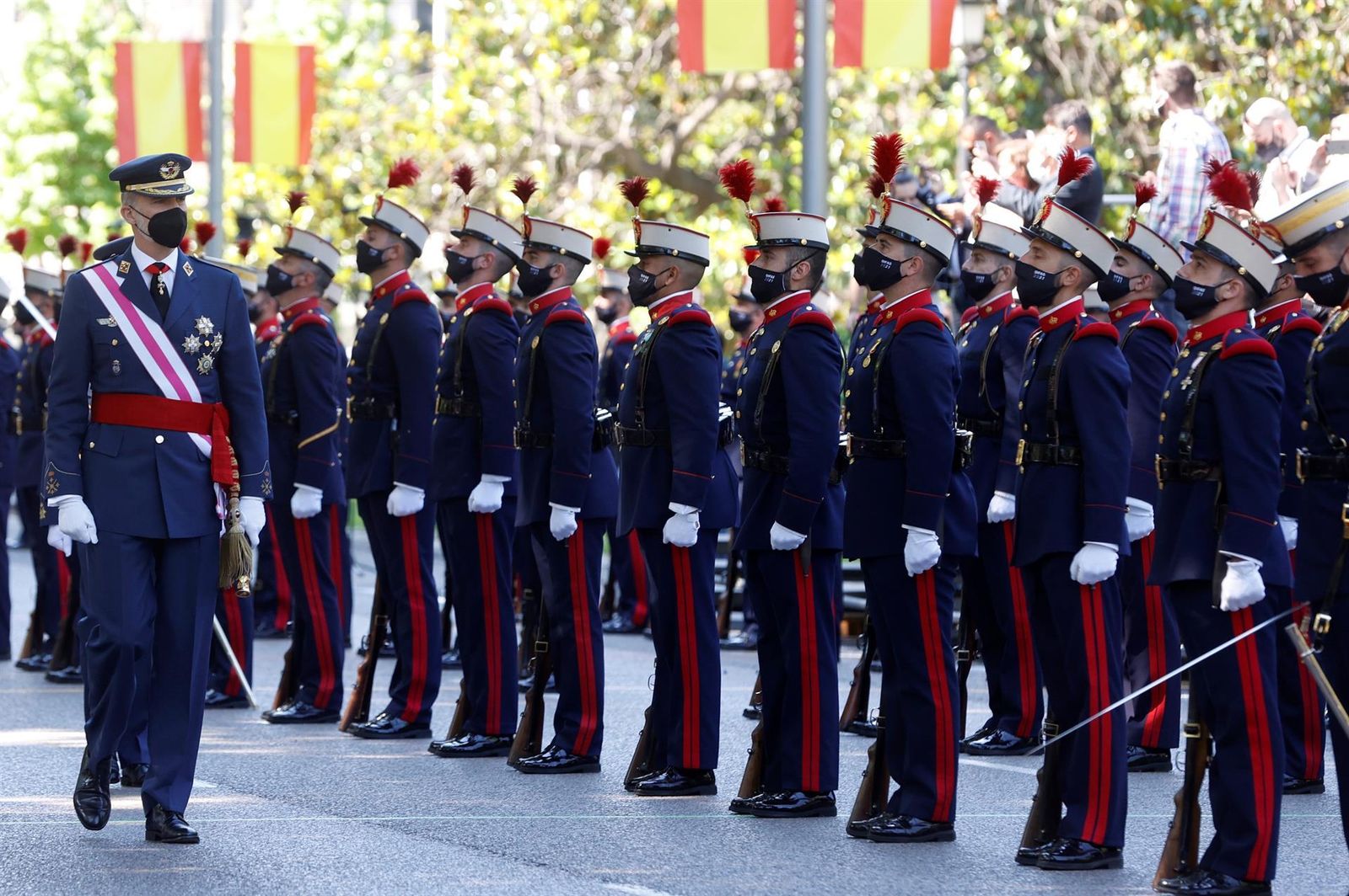 Felipe VI pasa revista a las tropas durante la celebración del Día de las Fuerzas Armadas