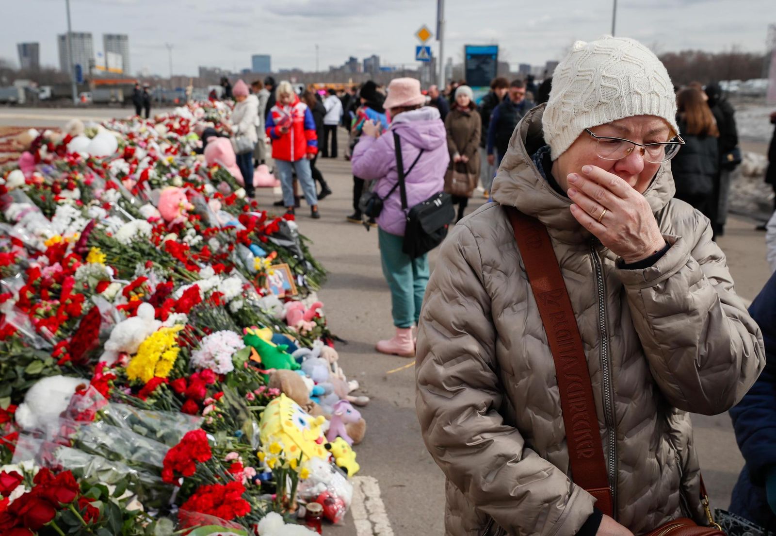 Flores y señales de duelo junto al escenario del ataque terrorista del 22 de marzo en Krasnogorsk, Moscú