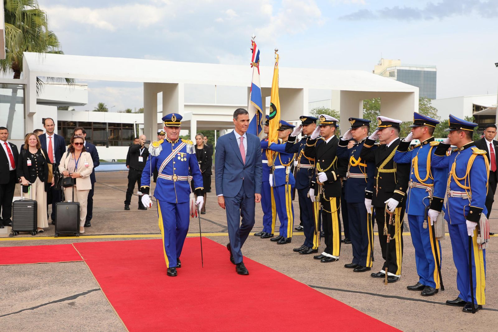 Pedro Sánchez, caminando en la ceremonia de su despedida este miércoles, en Luque (Paraguay)