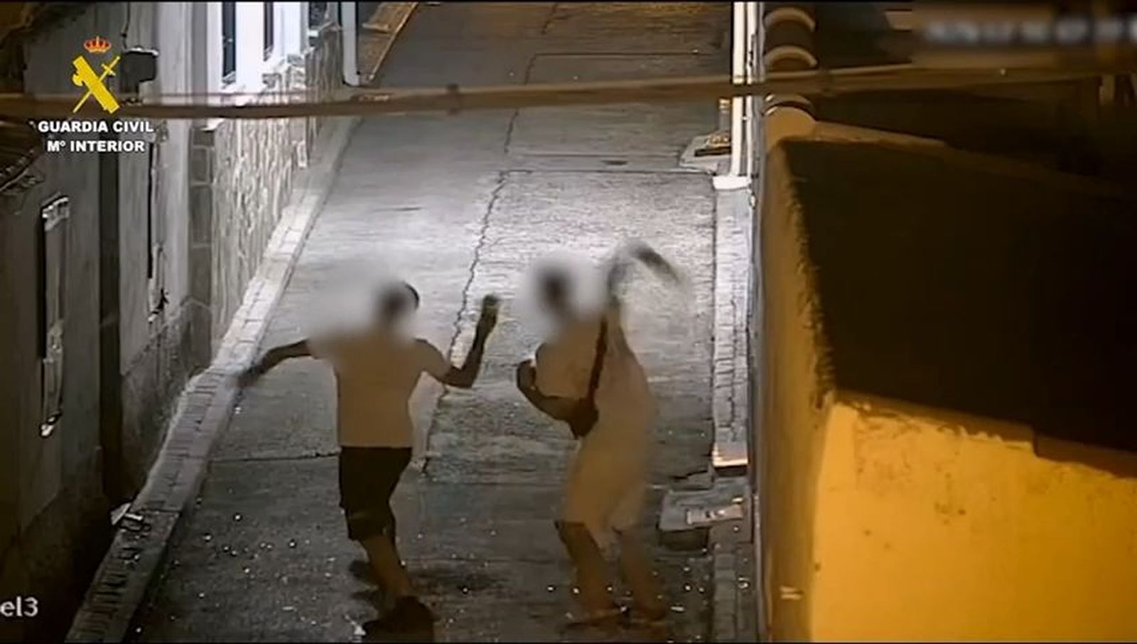 Dos detenidos por arrojar lejía y botellas a personas en situación de vulnerabilidad en Torres de la Alameda