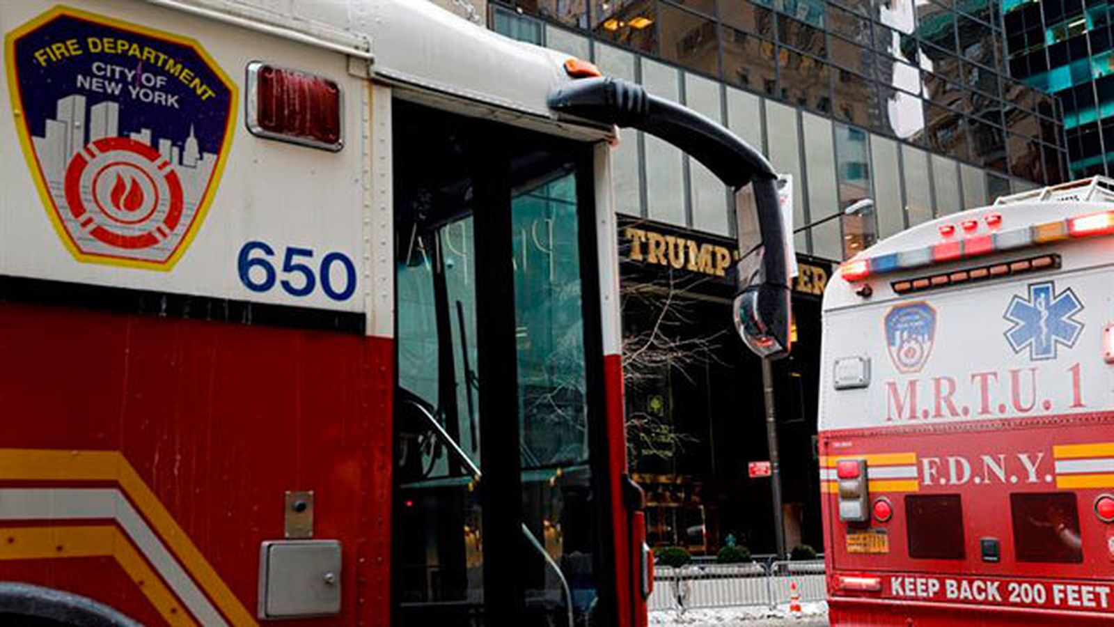Vehículos del servicio de bomberos de la ciudad de Nueva York  frente a la Torre Trump
