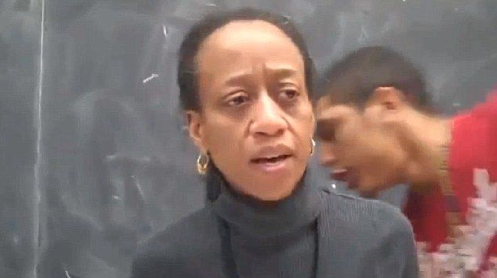Jóvenes estudiantes aterrorizan a una profesora en plena clase y lo graban