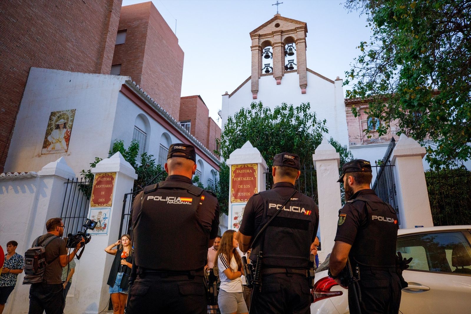 Policías nacionales en las  puertas de la iglesia donde se encuentra la madre de Luis Rubiales