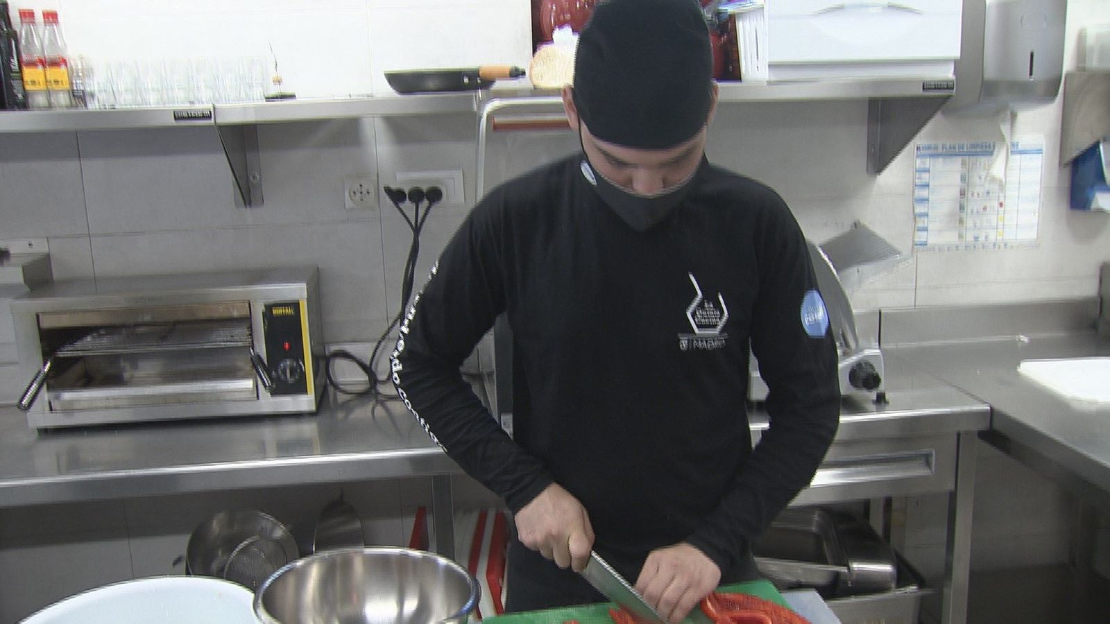 Jóvenes de la Quinta Cocina se forman como chef preparando menús solidarios