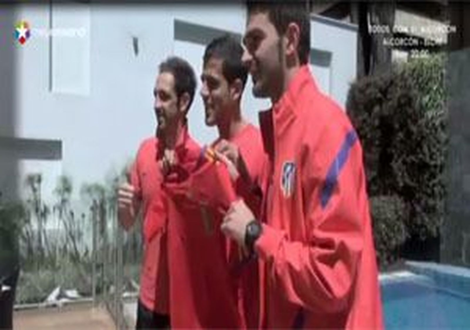 Tres atléticos muy felices con la roja