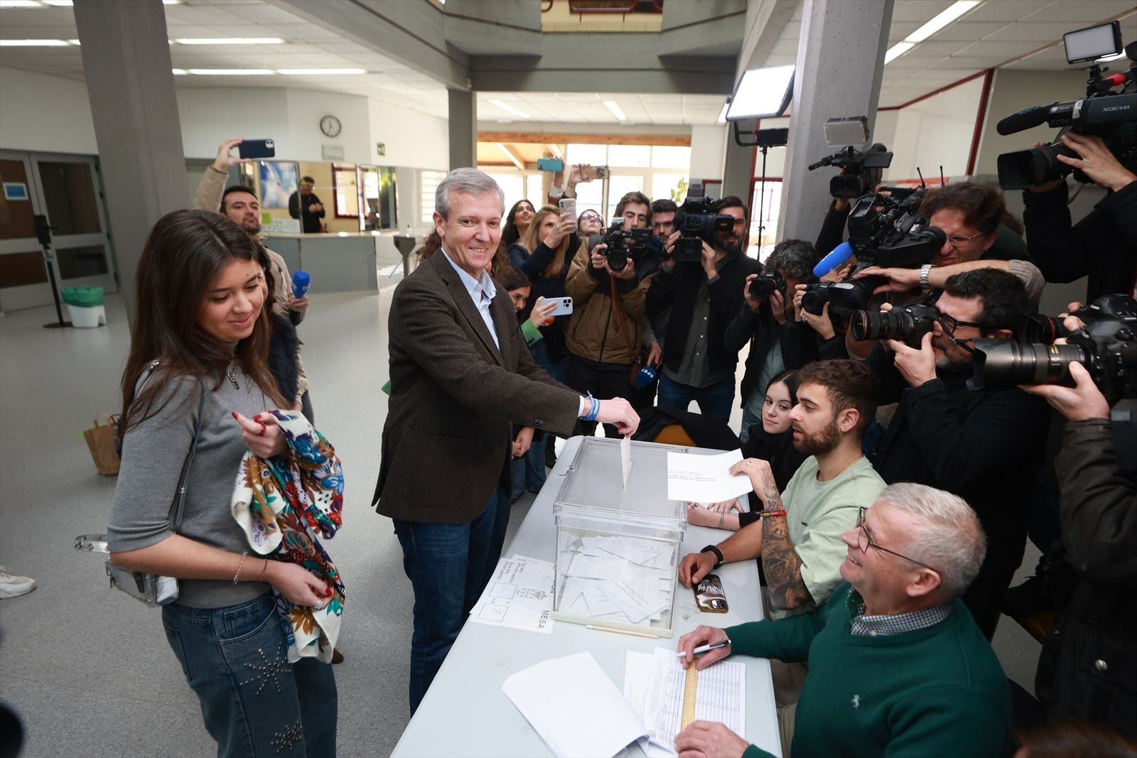 El líder del PP gallego, Alfonso Rueda, deposita su voto