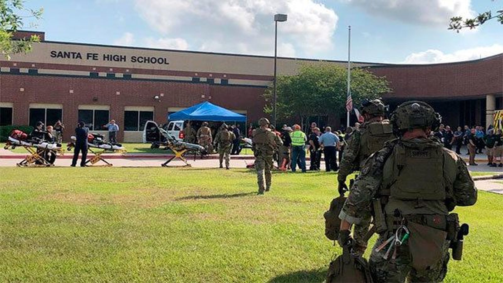 Diez muertos y varios heridos en el tiroteo en un instituto de Texas