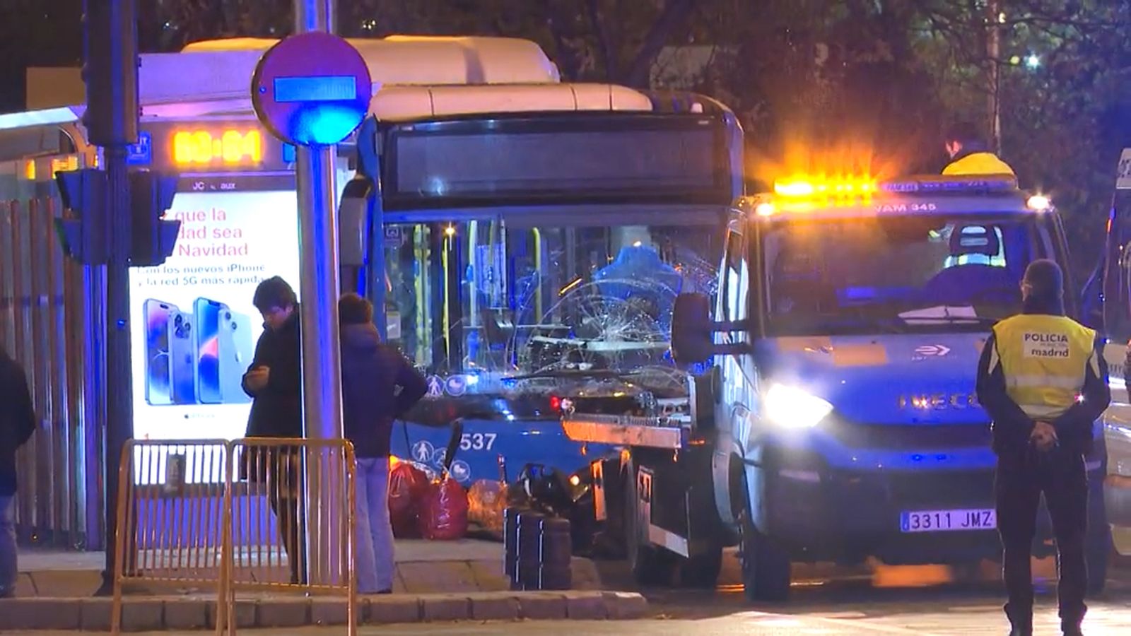 Muere un motorista arrollado por un autobús