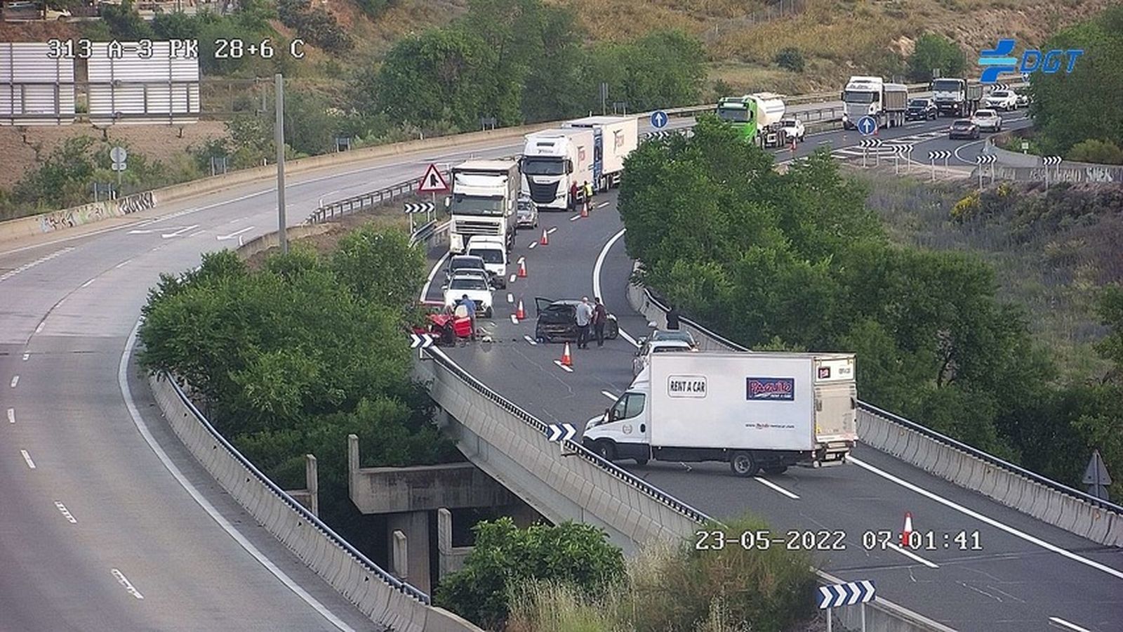 Un accidente en la A-3 mantiene cerrada la autovía en ambas direcciones