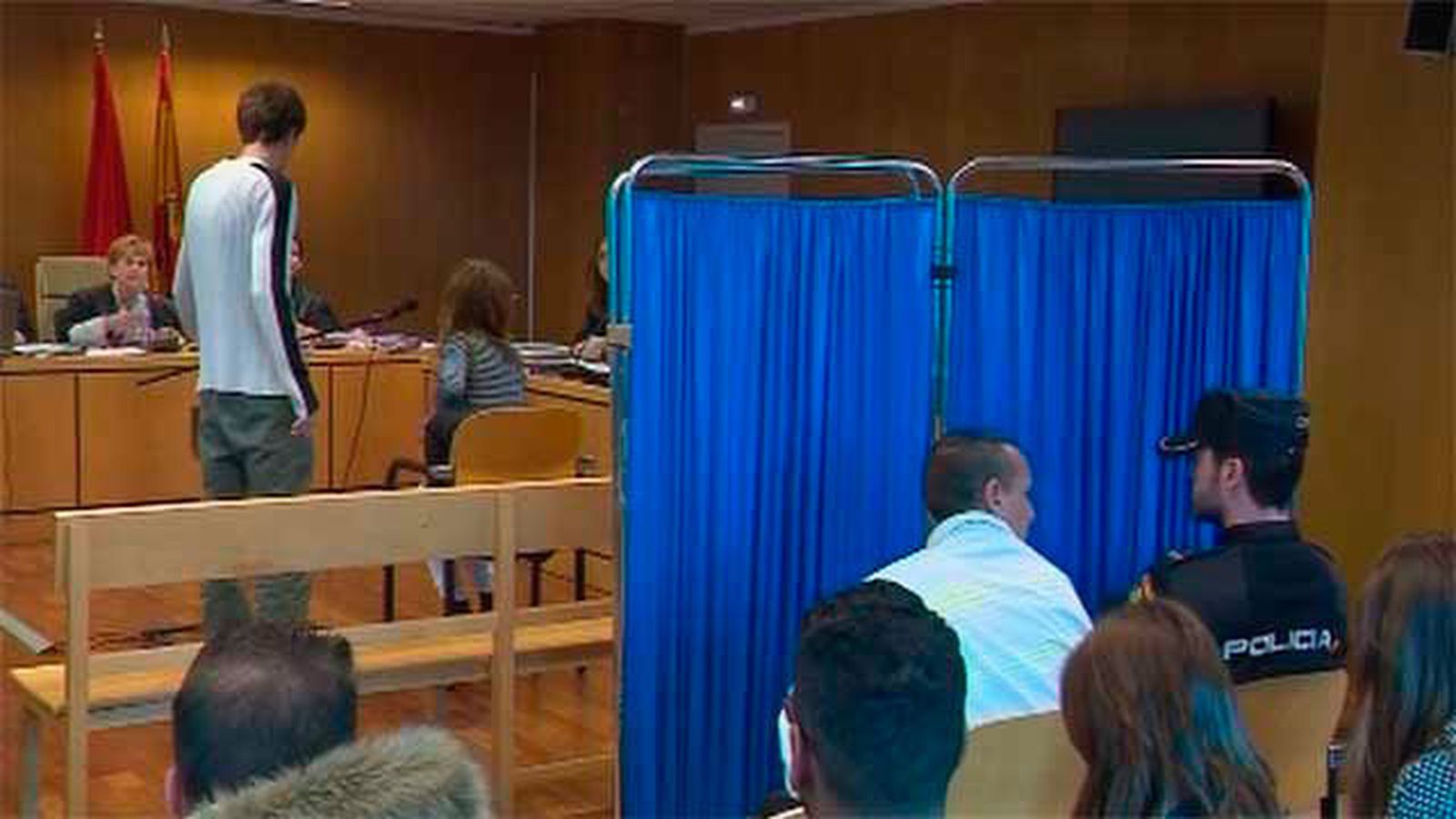 Victima y acusado separados por la cortina