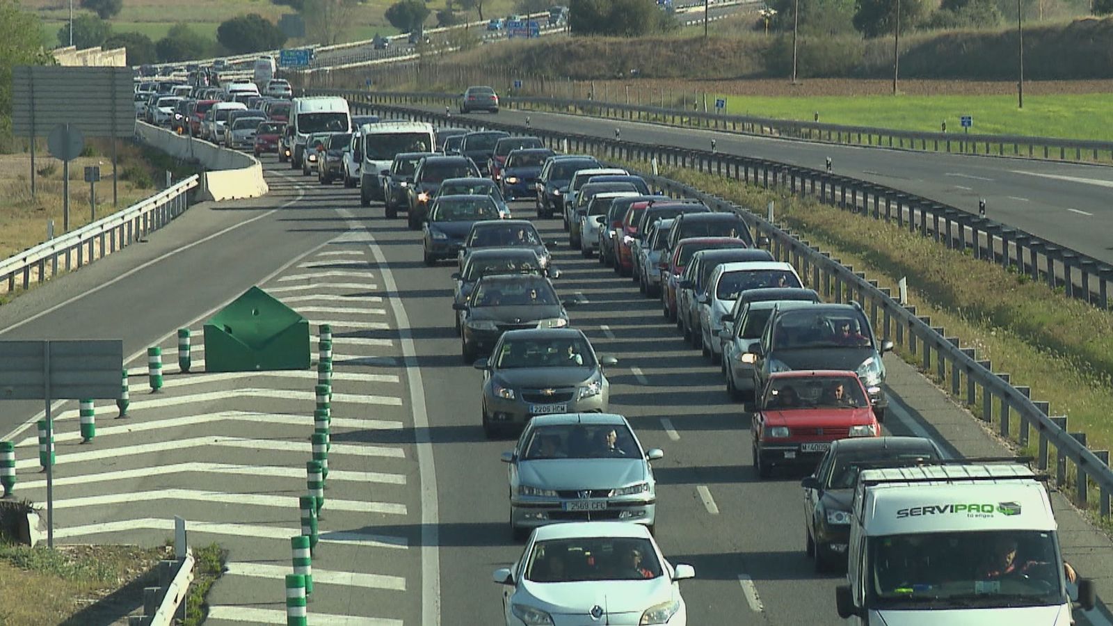 Tráfico denso en una carretera madrileña
