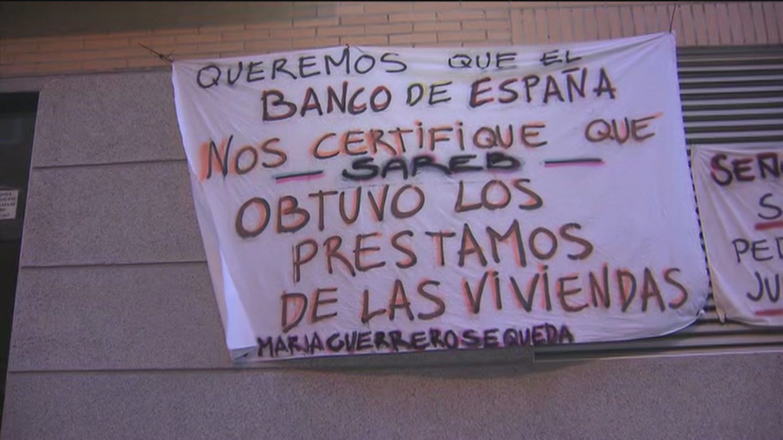 La presión de los vecinos logra que se paralice el desahucio de un edificio en Carabanchel