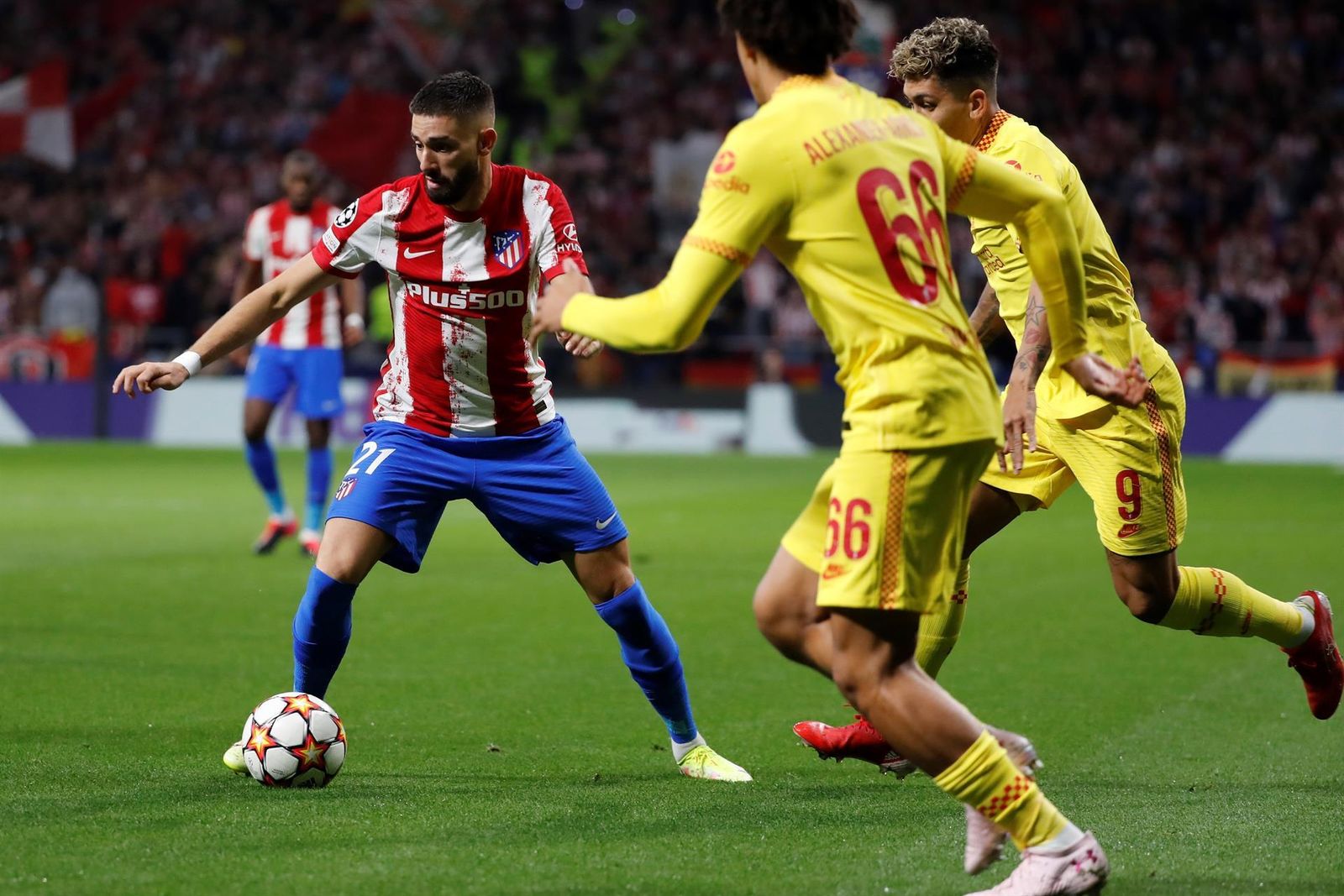 Carrasco ante el Liverpool