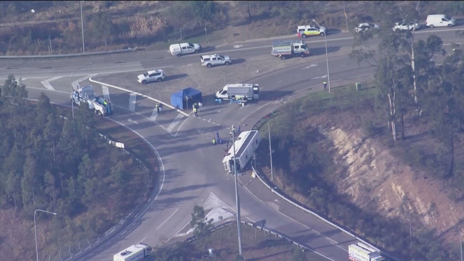 10 muertos y 25 heridos tras volcar un autobús en Australia