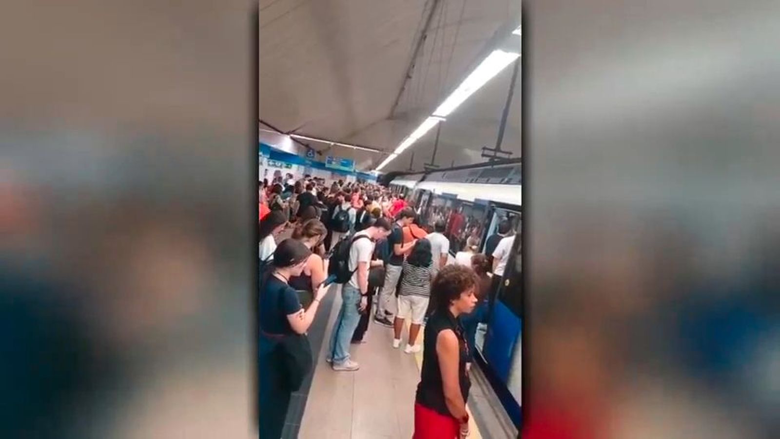 Aglomeraciones en hora punta en la línea 10 de Metro a causa de varias incidencias