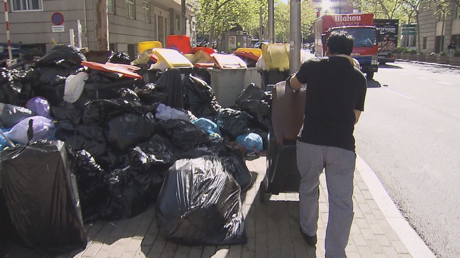 Los madrileños, molestos tras cuatro días de huelga de basuras: "El olor es muy desagradable"