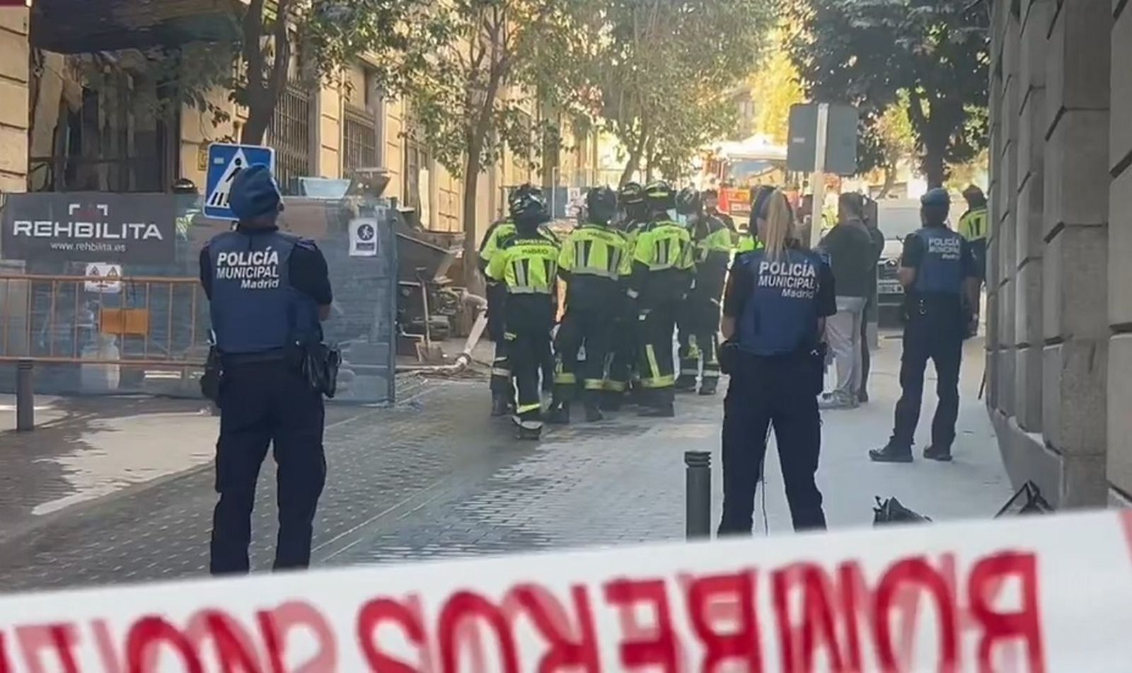Buscan posibles atrapados en el edificio derrumbado en el centro de Madrid